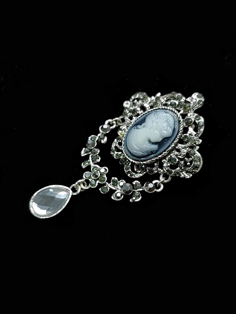 1850s Victorian Queen Brooch - Image 3