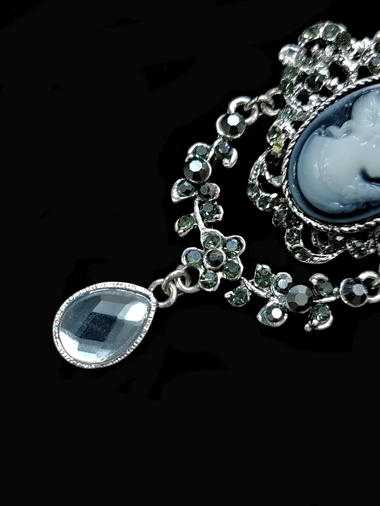 1850s Victorian Queen Brooch - Image 4