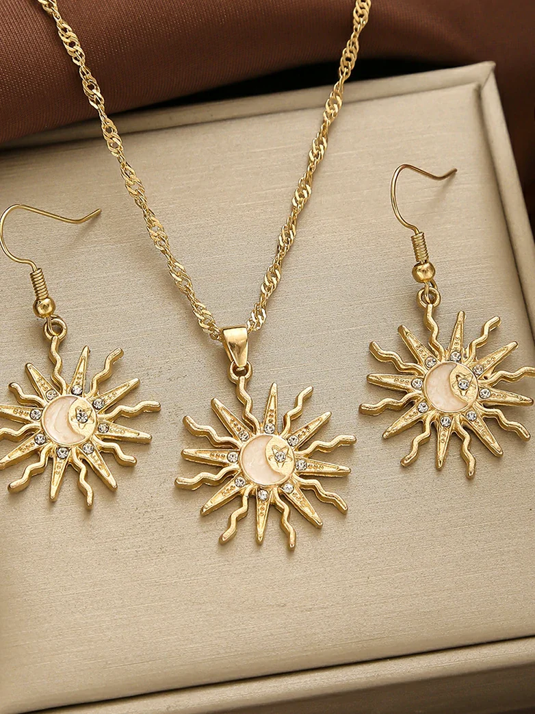 Vintage Sun Pendant Necklace - Image 6